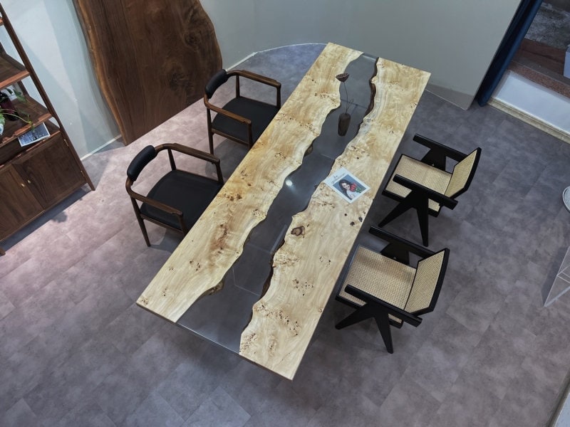 tavolo epossidico di colore chiaro, legno di pioppo massiccio, decorazioni per caffetteria su ordinazione