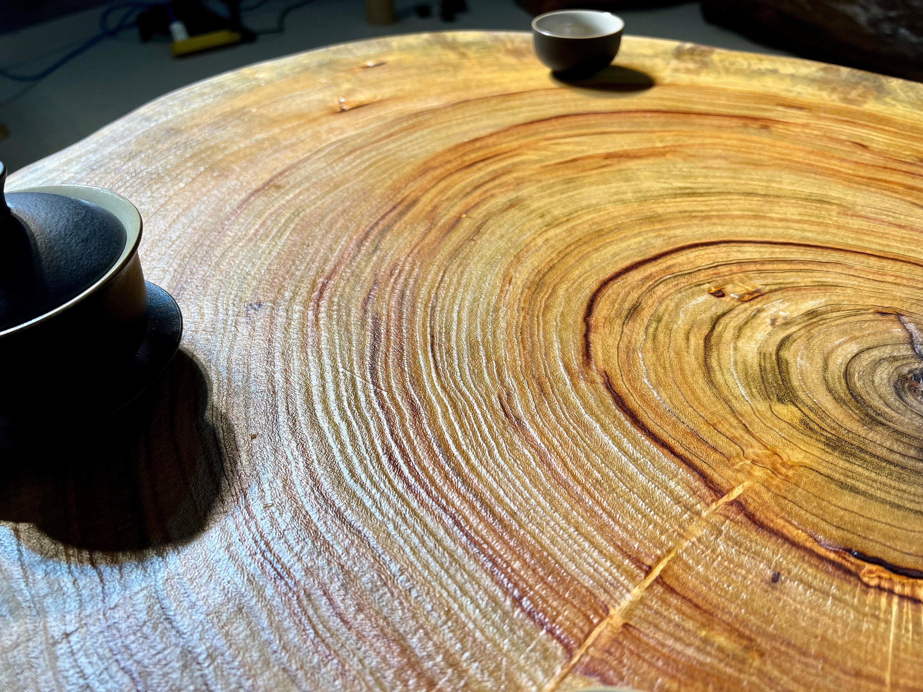 Mesa de centro de madeira com borda viva, mesa de madeira de oliveira, mesa de centro de madeira de alta qualidade