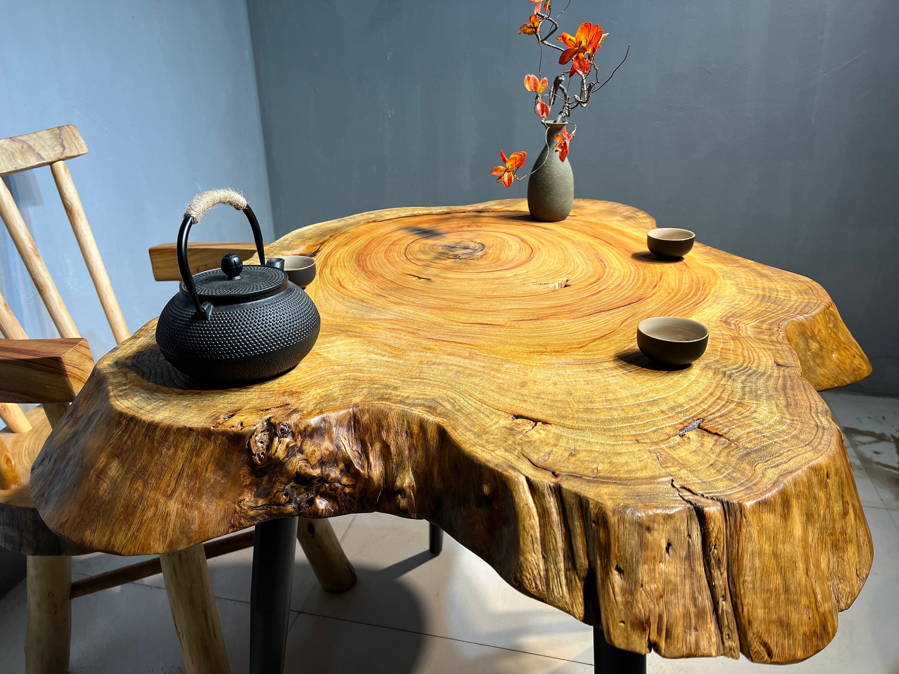 tavolino da caffè con ceppo d'albero, tavolo in legno con bordo vivo, tavolino in radica, tavolino in lastra, tavolino a ragno