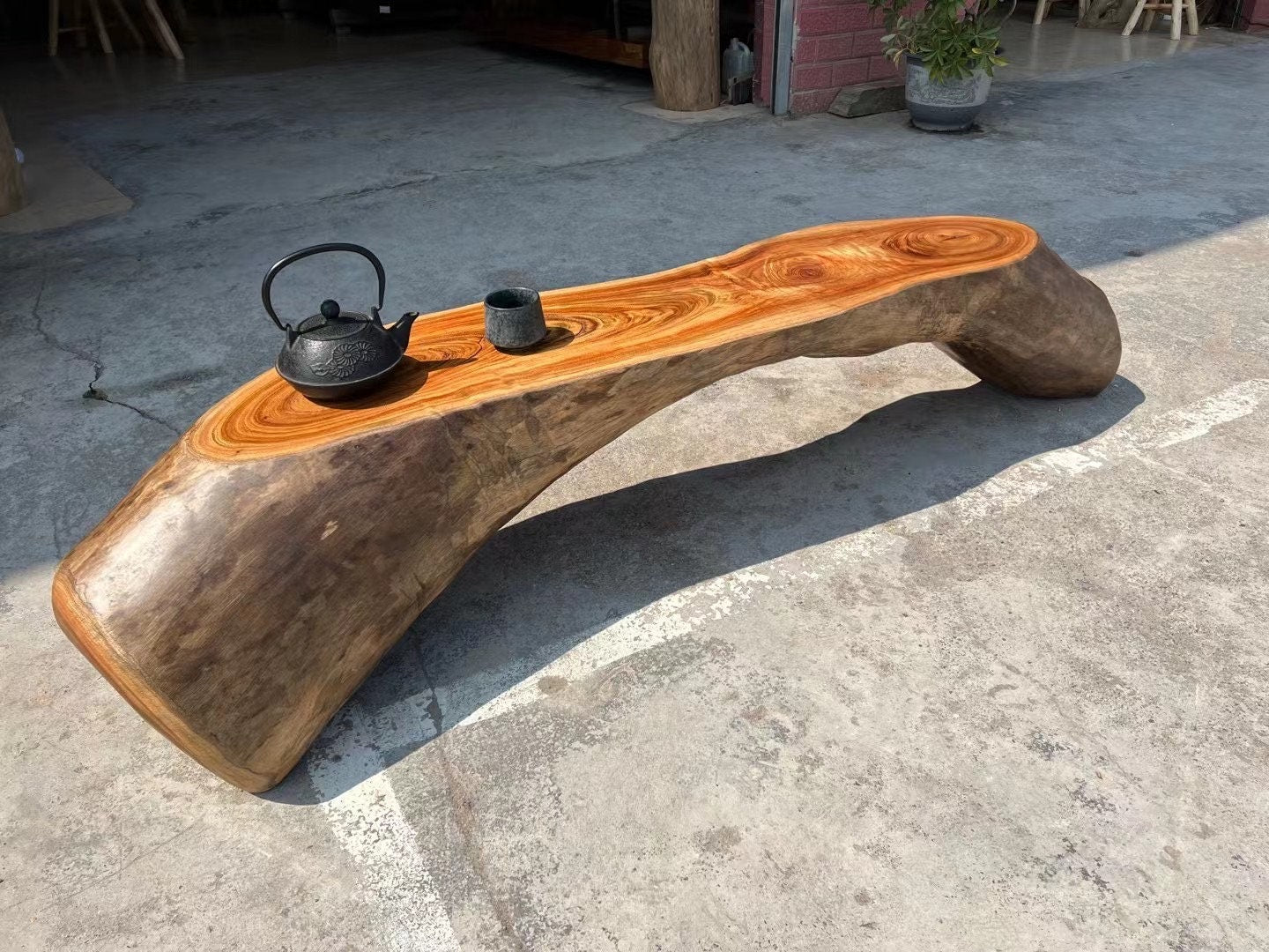 großer Couchtisch, moderner Tisch, Couchtisch aus Kampferholz,
