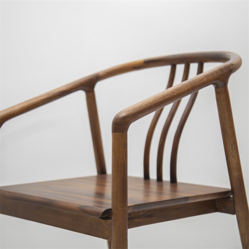 手作りのユニークなライブエッジ木製椅子、エポキシ樹脂木製椅子