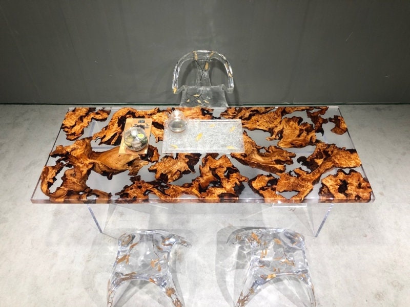 سطح الطاولة من راتنجات الإيبوكسي، وخشب الكافور ذو الحواف الحية، وطاولة خشبية، وطاولة طعام