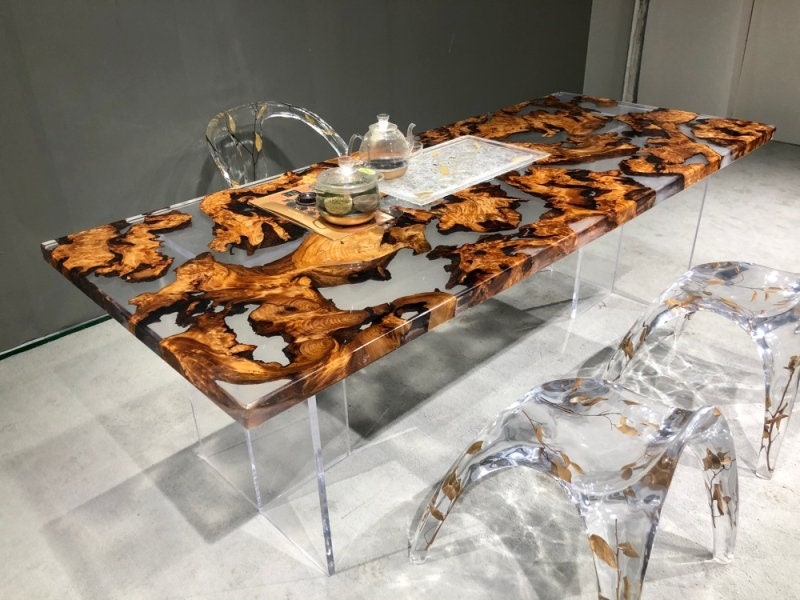 سطح الطاولة من راتنجات الإيبوكسي، وخشب الكافور ذو الحواف الحية، وطاولة خشبية، وطاولة طعام