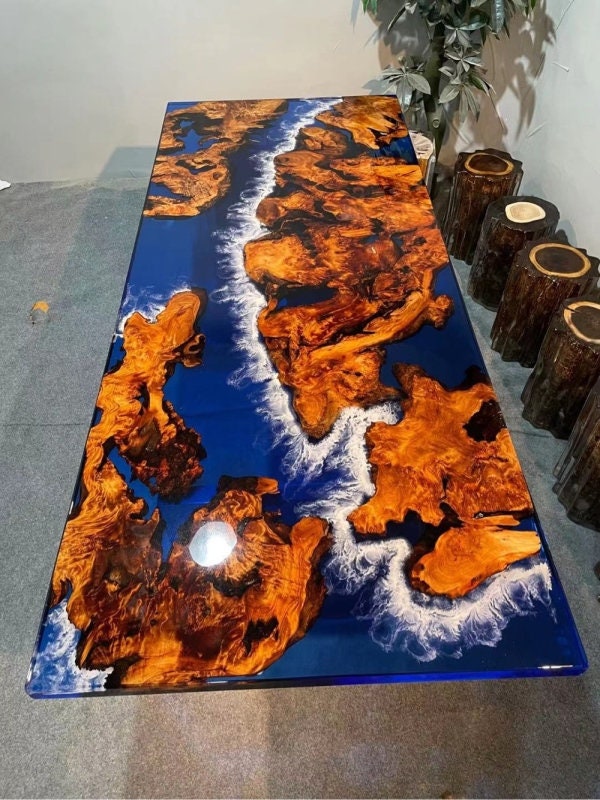 Décors de cafétéria en bois de camphre massif fabriqués sur commande, table en résine époxy de couleur orange
