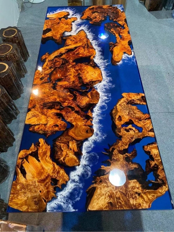 Decori per caffetteria in legno massello di canfora realizzati su ordinazione, tavolo in resina epossidica di colore arancione