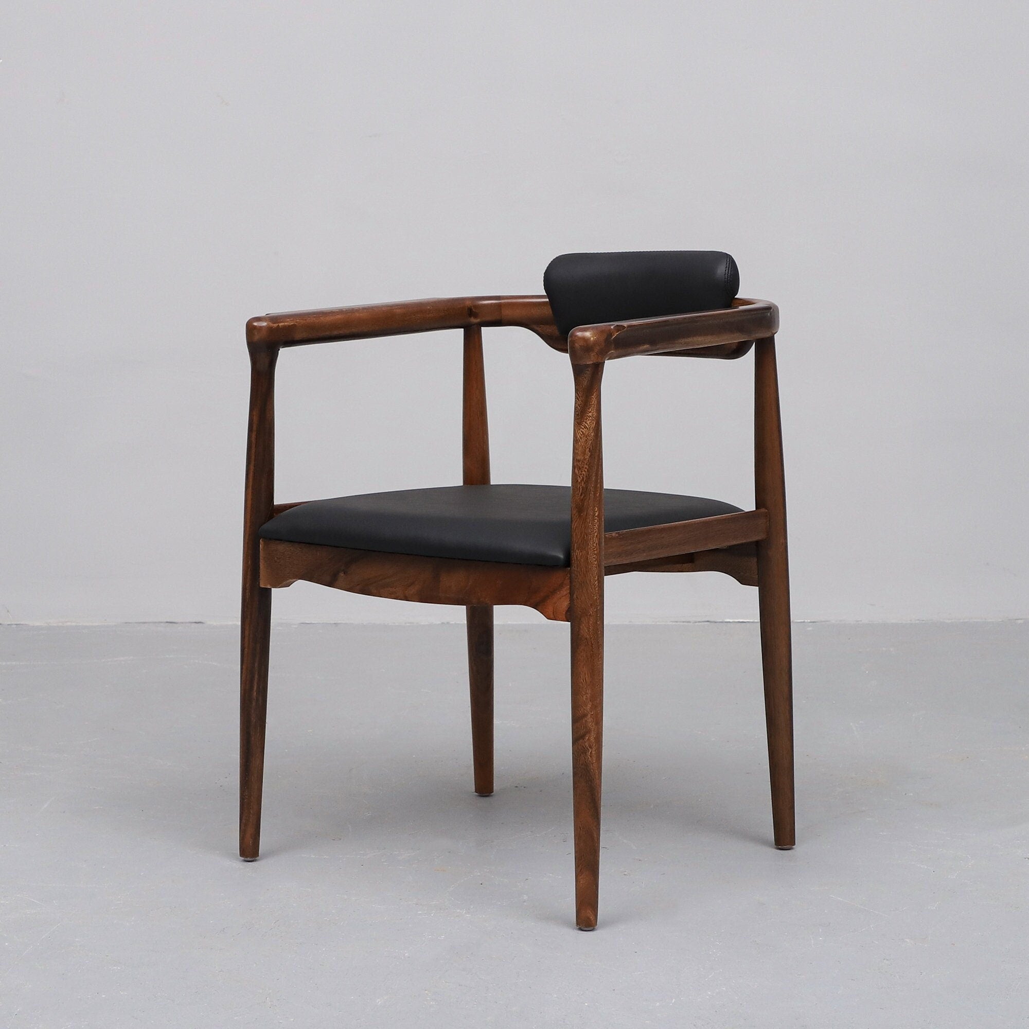 svart läderstol, tyg vadderad stol, valnötsstol, läder, högkvalitativt trä