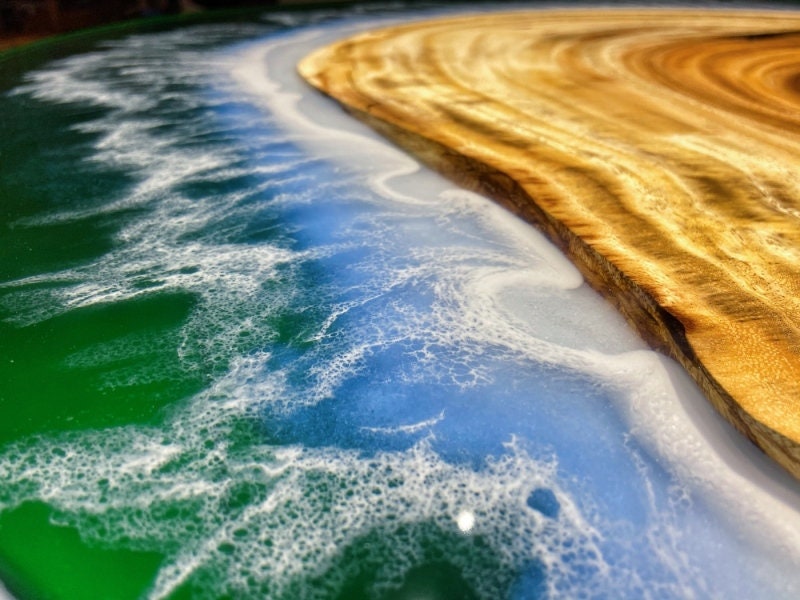 Transparente Epoxidharz-Tischplatte von Essential Artworks mit Esstisch aus Naturholz