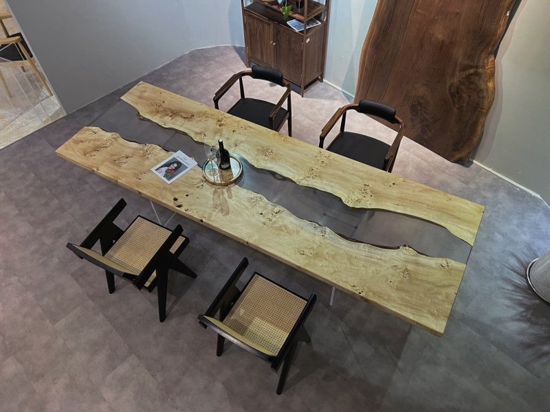 table époxy de couleur claire, bois de peuplier massif, décors de cafétéria réalisés sur commande