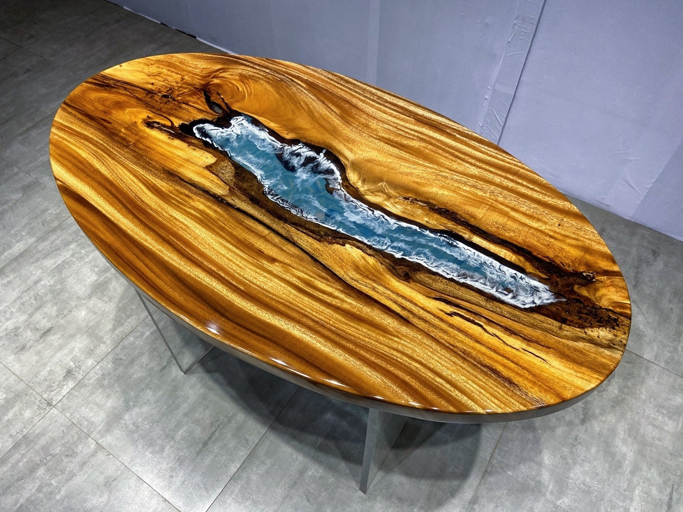 Ovalt soffbord, högkvalitativt soffbord i epoxiharts, bord av valnötsharts