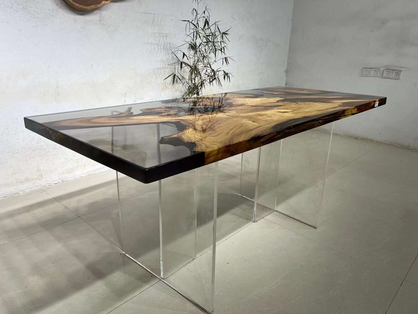 River Table, Kampferholz mit schwarzem Epoxidharz, Konsolentisch, Laptop-Arbeitstisch