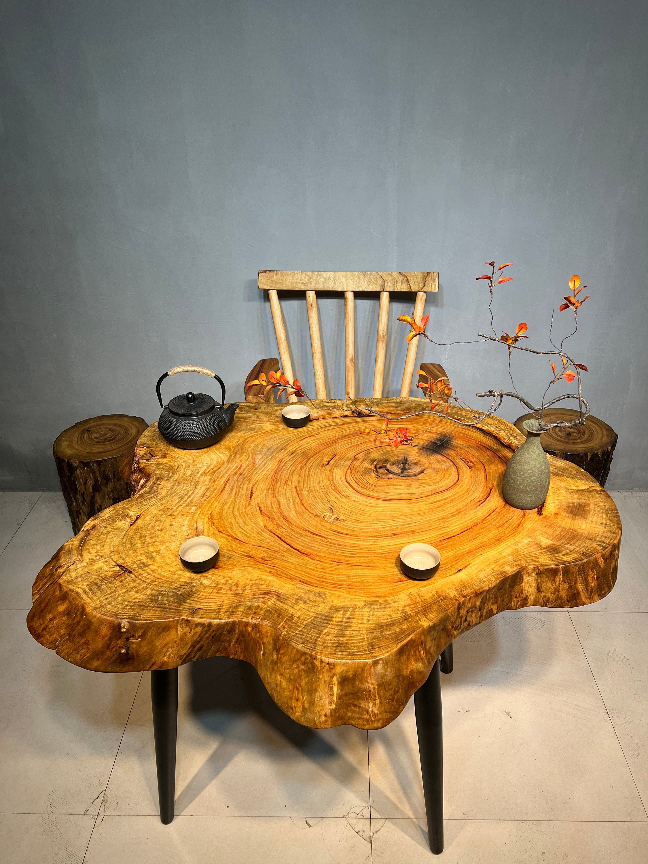 tavolino da caffè con ceppo d'albero, tavolo in legno con bordo vivo, tavolino in radica, tavolino in lastra, tavolino a ragno