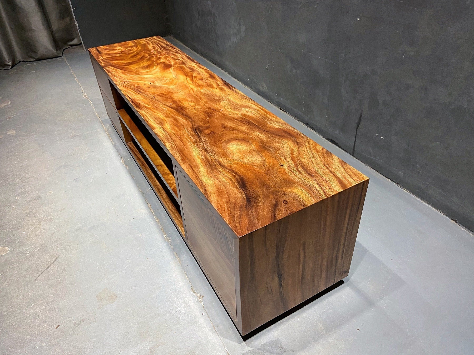 Möbler i naturligt trä, Mediaskåp av valnötsträ, Record Player Stand