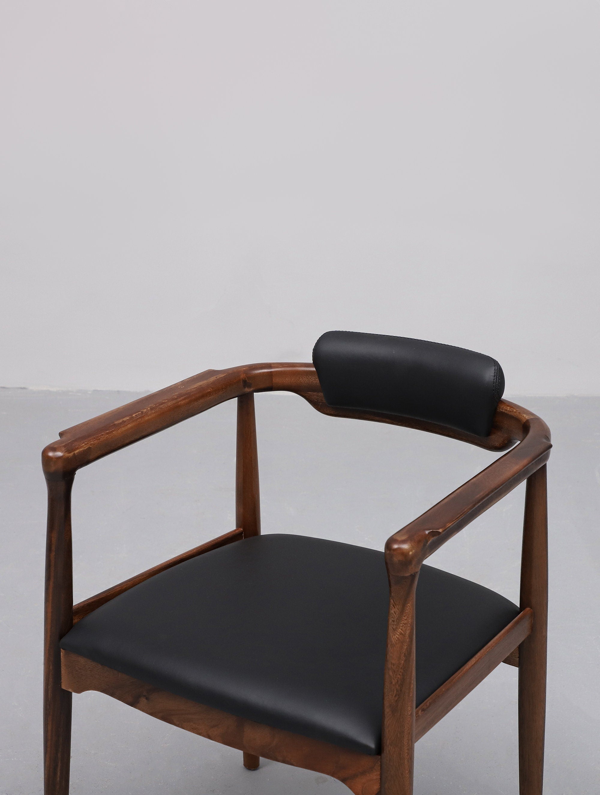 schwarzer Lederstuhl, gepolsterter Stoffstuhl, Walnussstuhl, Leder, hochwertiges Holz