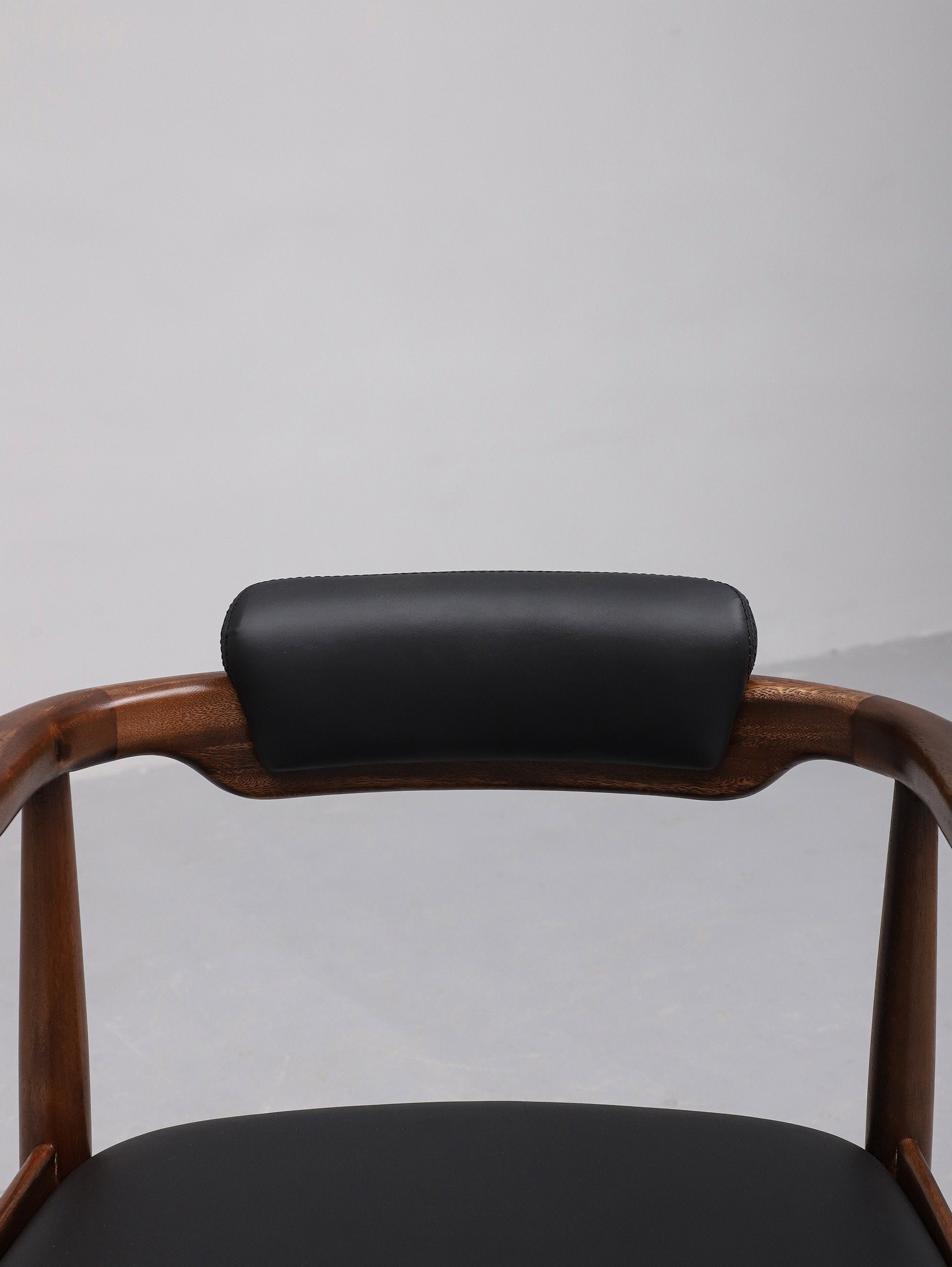 silla de cuero negro, silla acolchada de tela, silla de nogal, cuero, madera de alta calidad