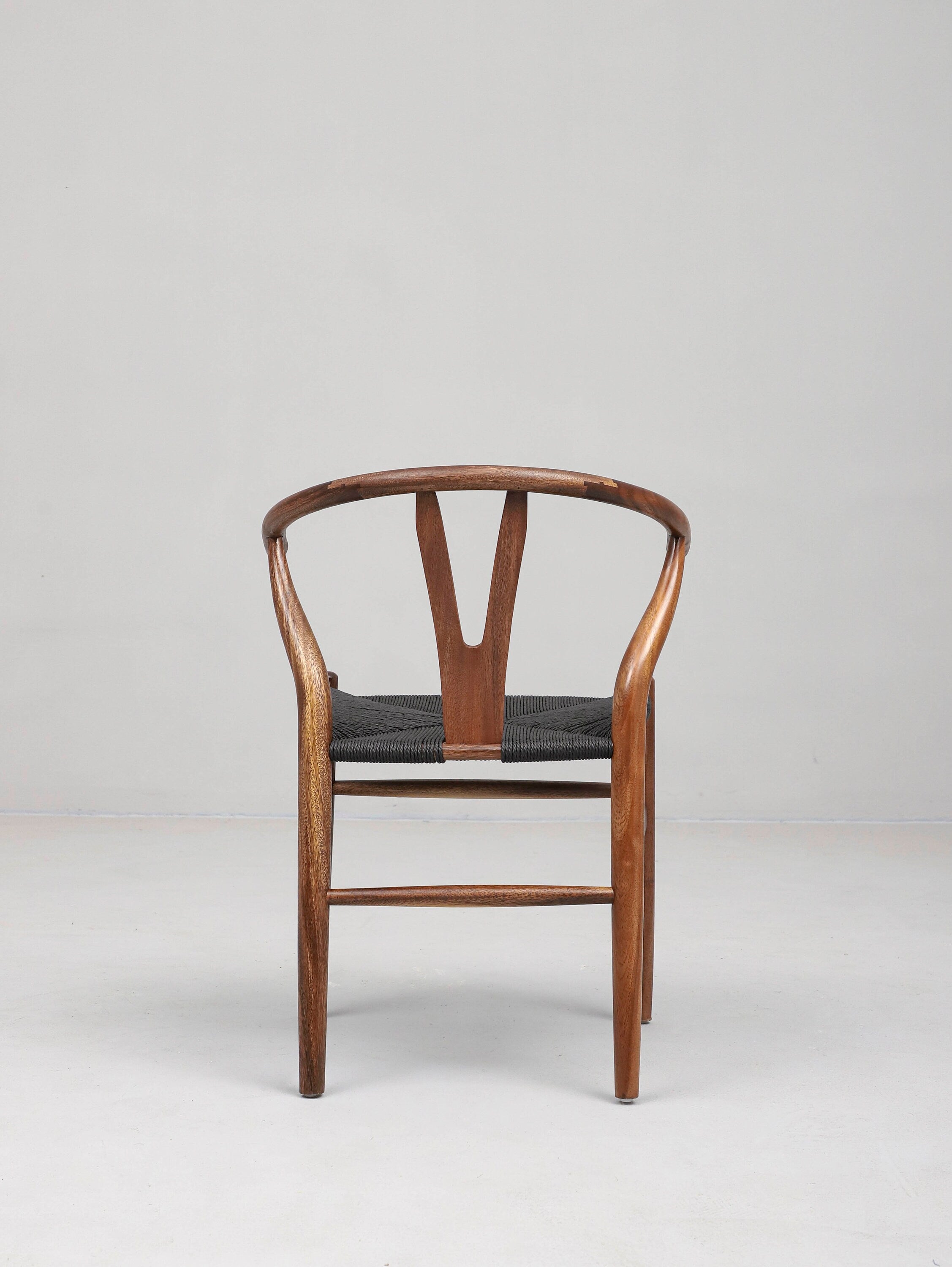 Sedia in legno con sedile in canapa, sedia in legno dal design semplice, sedia moderna della metà del secolo, sedia in pelle, sedia da pranzo in pelle