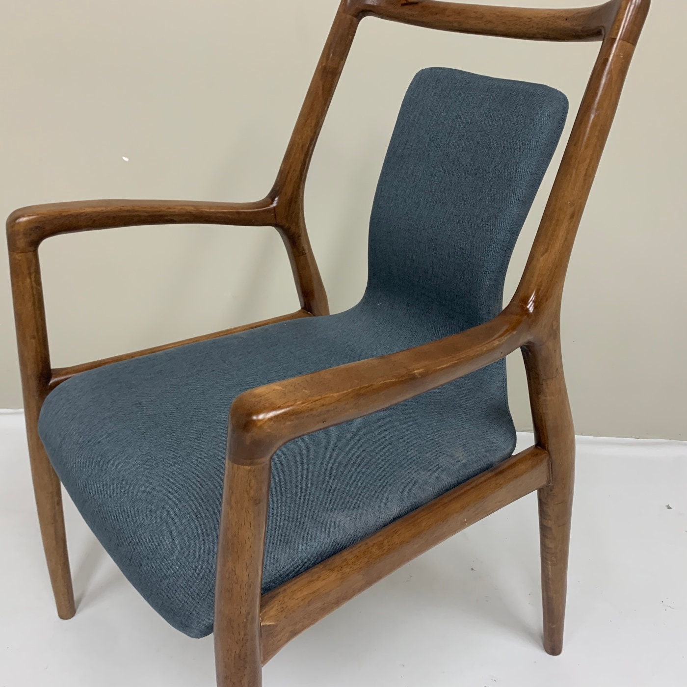 Chaise peinte en brun, chaise en frêne, chaise moderne du milieu du siècle, chaise de salle à manger en frêne blanc