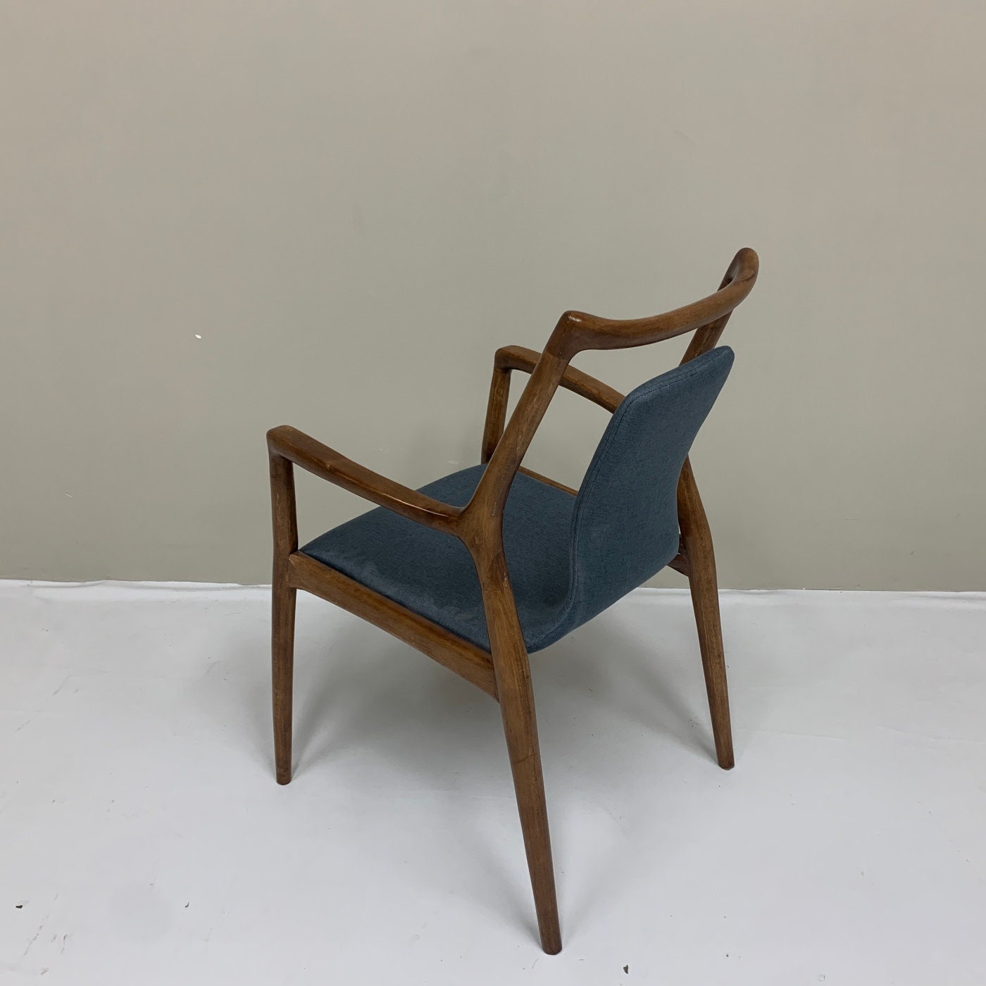 Sedia verniciata marrone, sedia in frassino, sedia moderna della metà del secolo, sedia da pranzo in frassino bianco