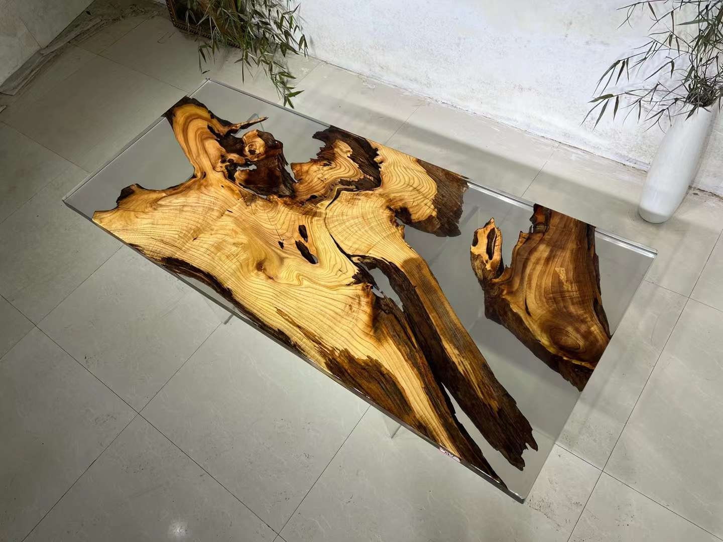 Tavolo River, legno di canfora con resina epossidica nera, consolle, scrivania per laptop