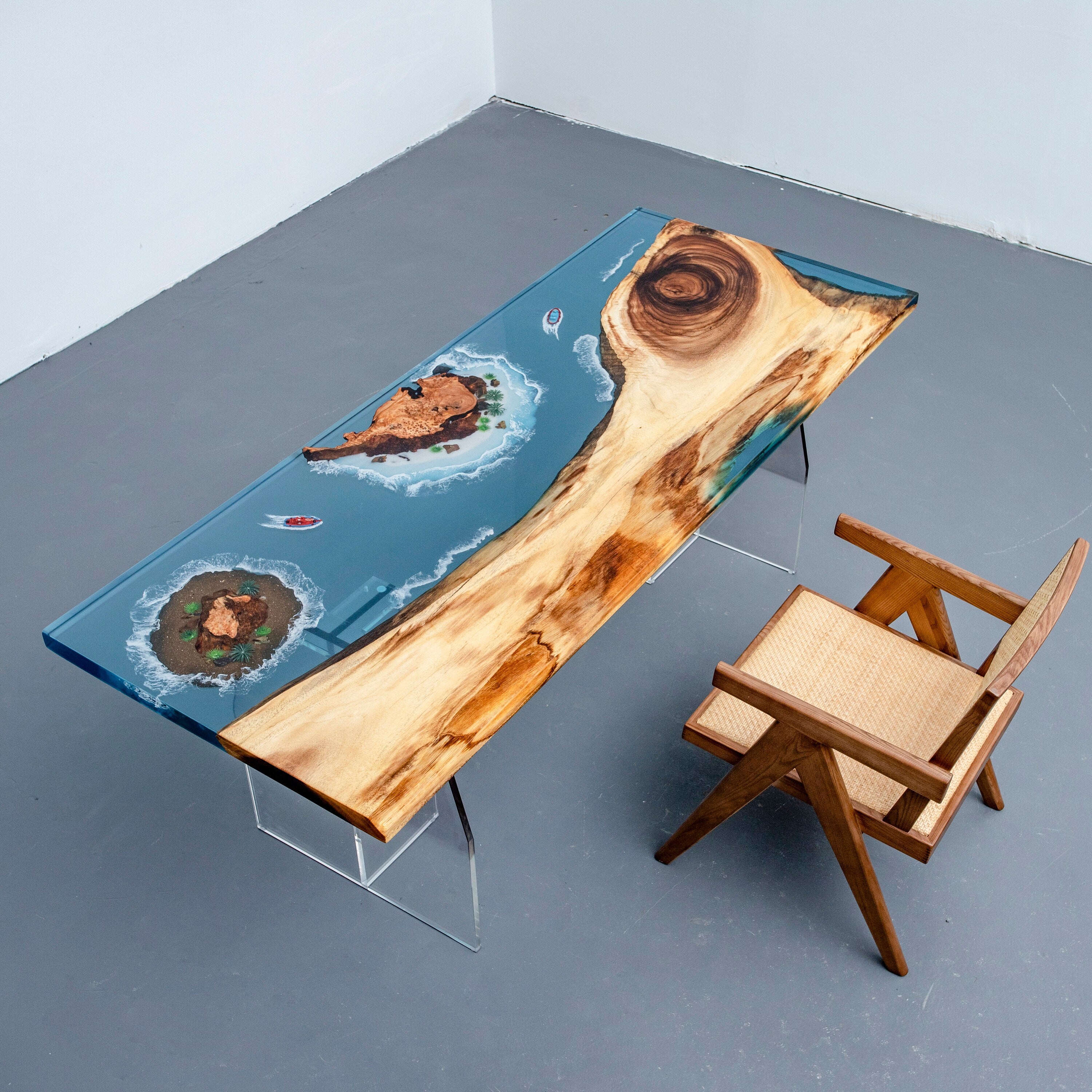 Maßgeschneiderter Epoxy-Tisch, Walnuss-Naturdekoration, auf Bestellung gefertigt