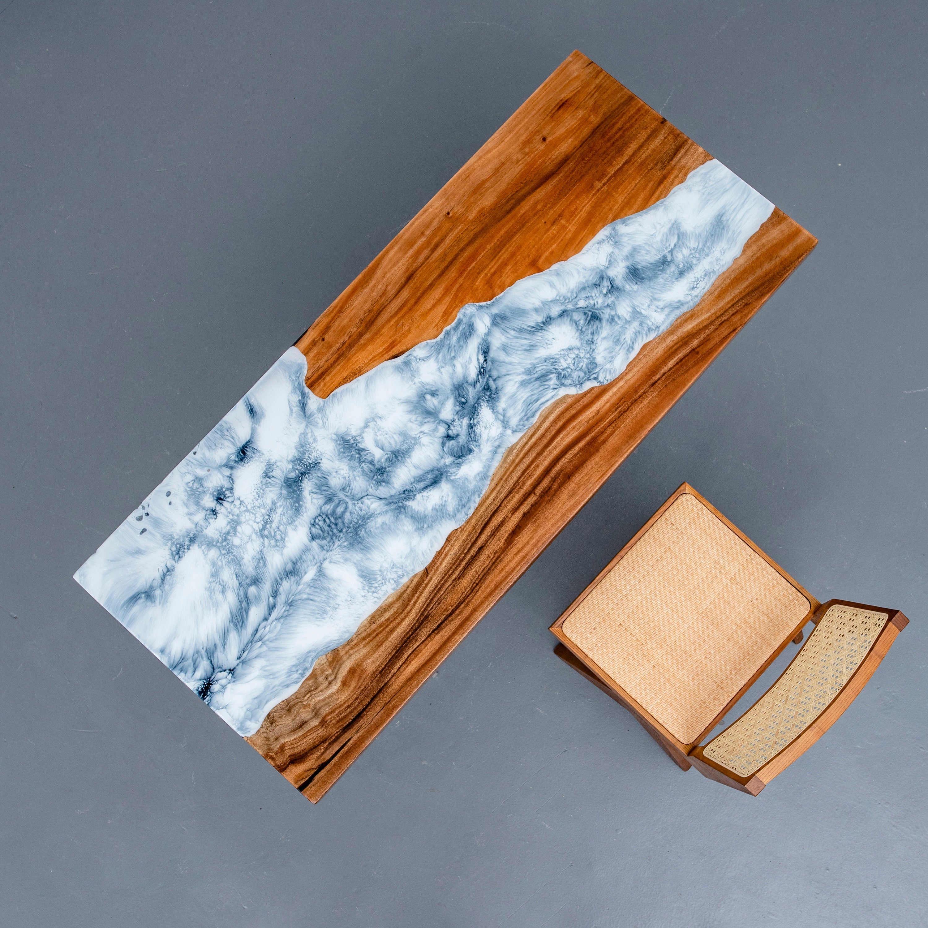 snöflinga epoxibord, bord i vitt epoxiharts, matbord med snö, bord av naturligt trä