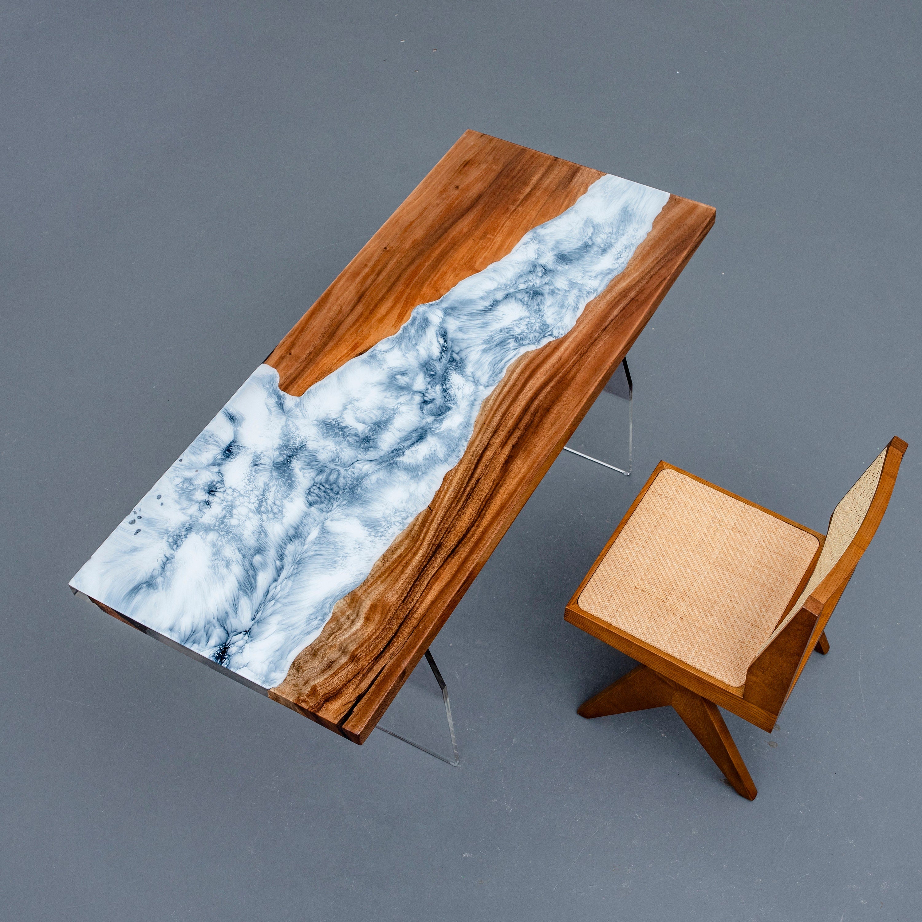 snöflinga epoxibord, bord i vitt epoxiharts, matbord med snö, bord av naturligt trä