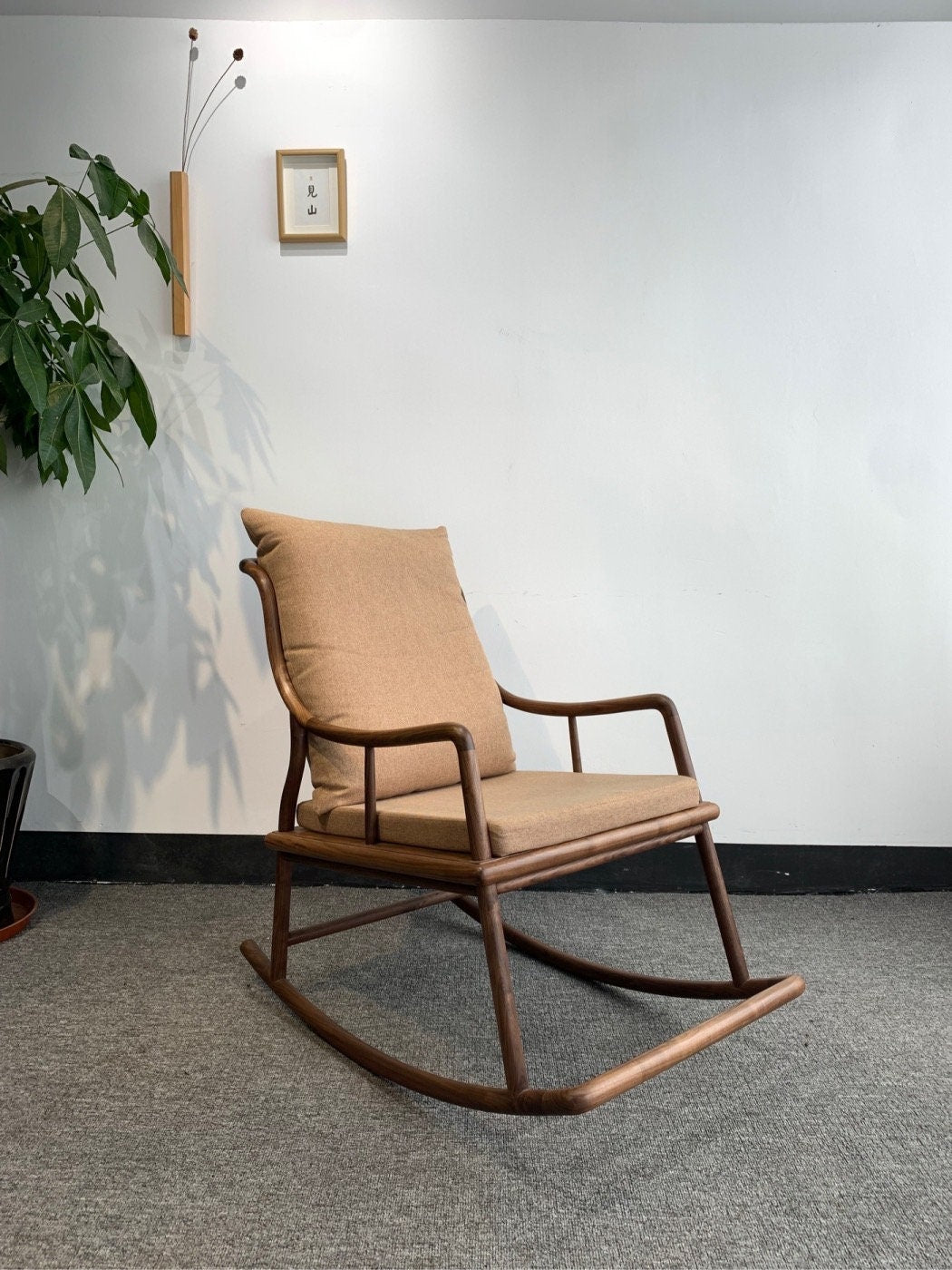 Mecedora de madera maciza de nogal negro, silla de nogal negro moderna de mediados de siglo, silla de comedor