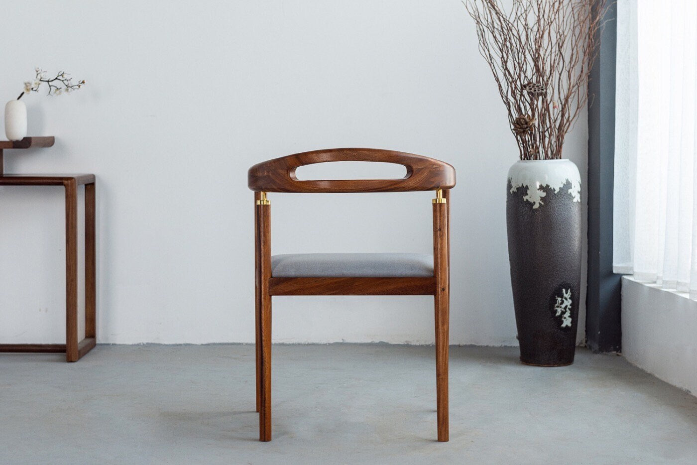 chaise design spécial, chaise en cuir et bois, chaise en cuir, chaise en bois, chaise en noyer