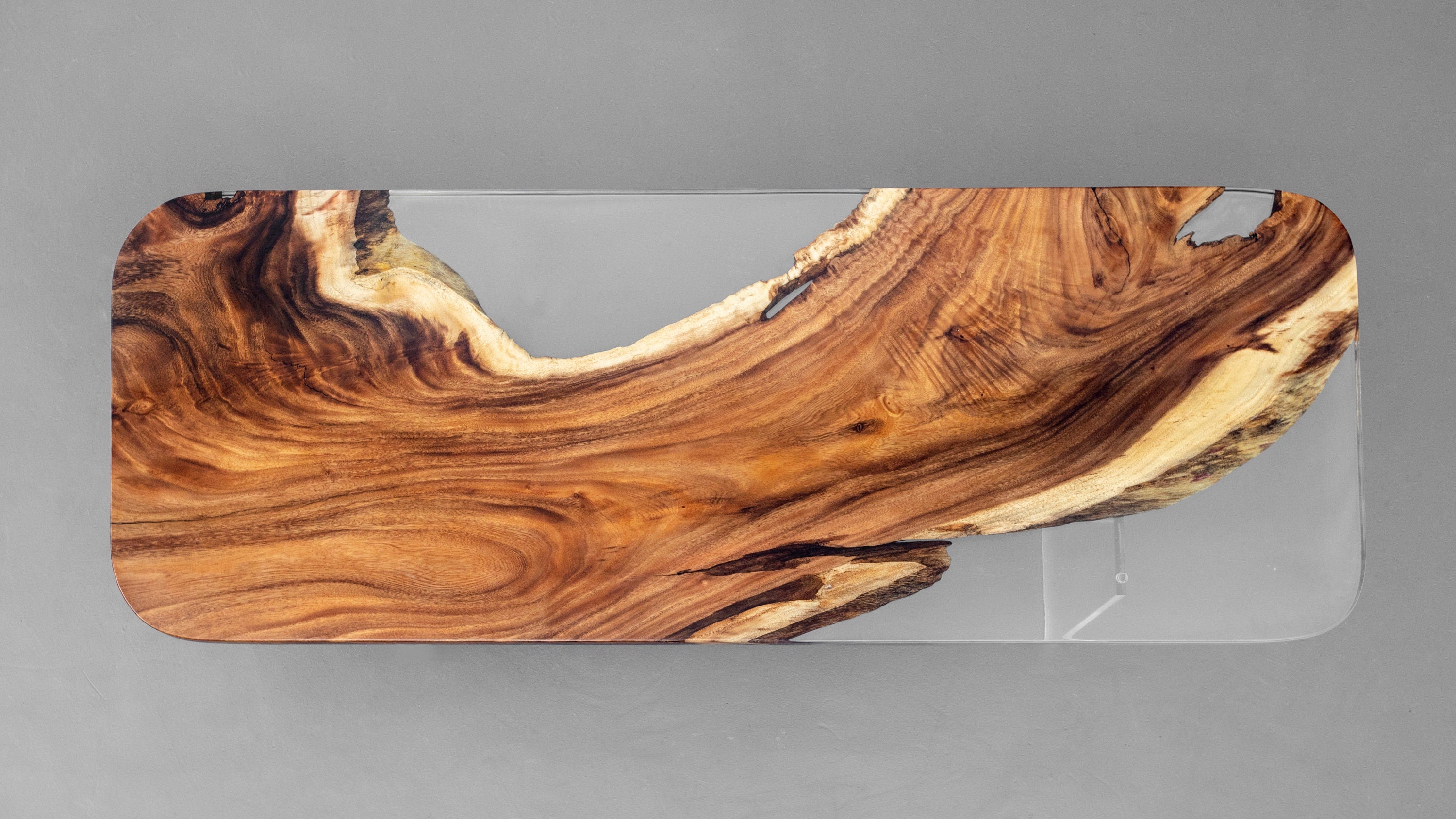 Speciell träform för att välja, handgjort bord, matbord i valnötsepoxi med levande kant