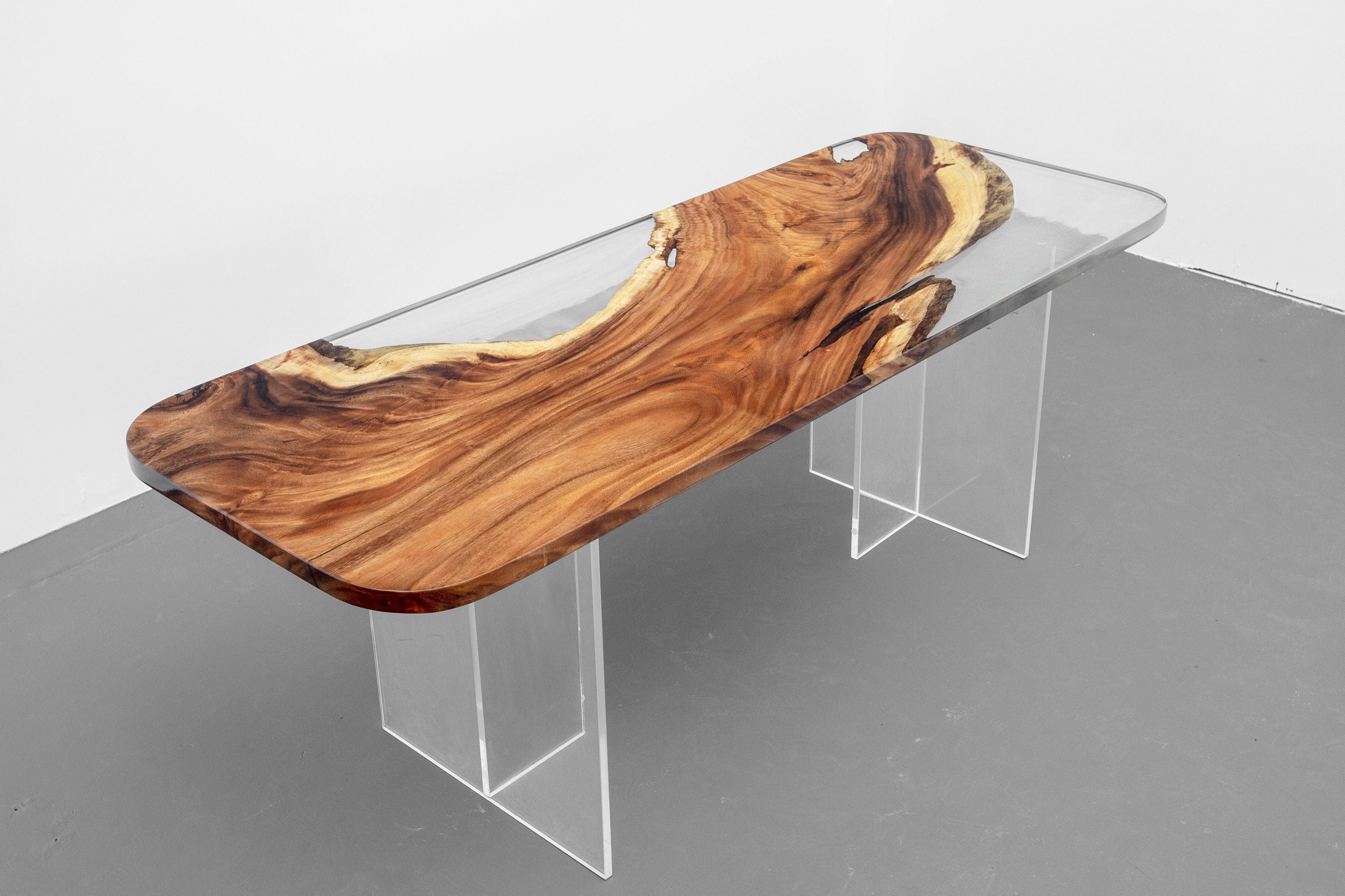 Speciell träform för att välja, handgjort bord, matbord i valnötsepoxi med levande kant