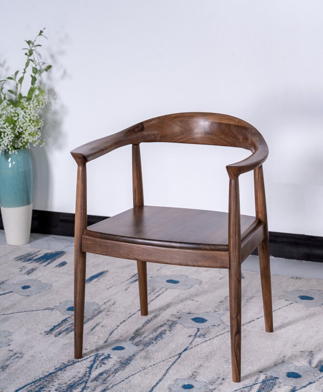 Maßgeschneidertes Kissen, handgefertigter Holzstuhl, moderner Stuhl, Walnussholz und individuelles Kissen,