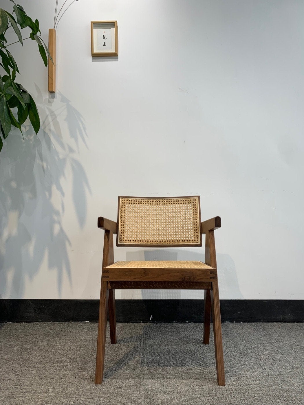 Moderner Lounge-Sessel, Lounge-Stuhl, schwarzer Walnussholz-Mid-Century-Modern-Stuhl