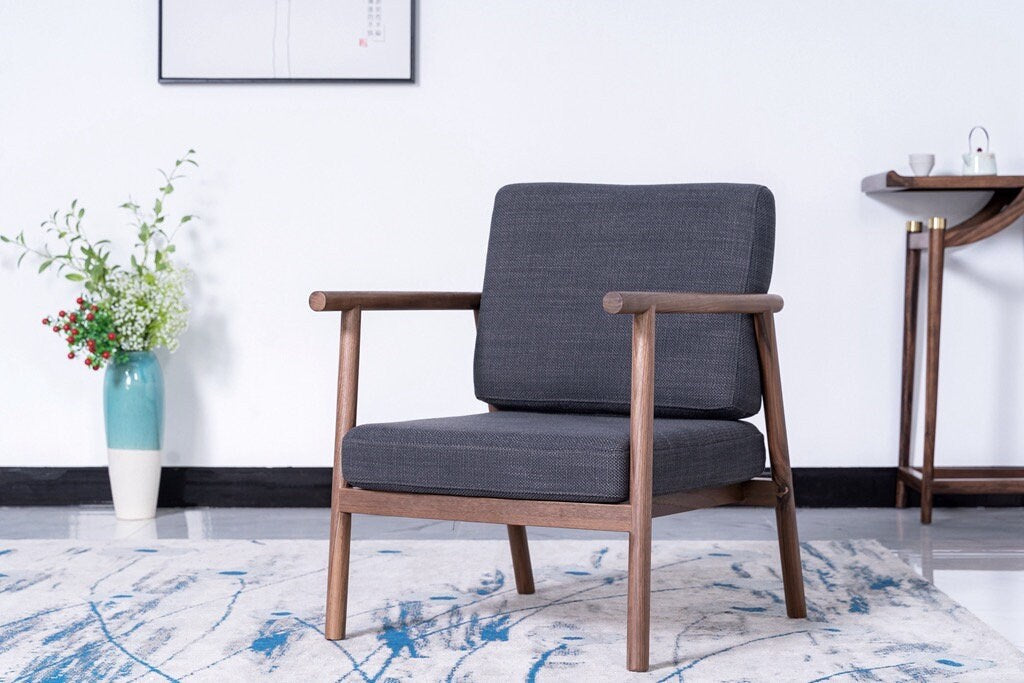 svart valnötsstol i läder, unik matstol, högkvalitativ stol, dyna stol, stor stol