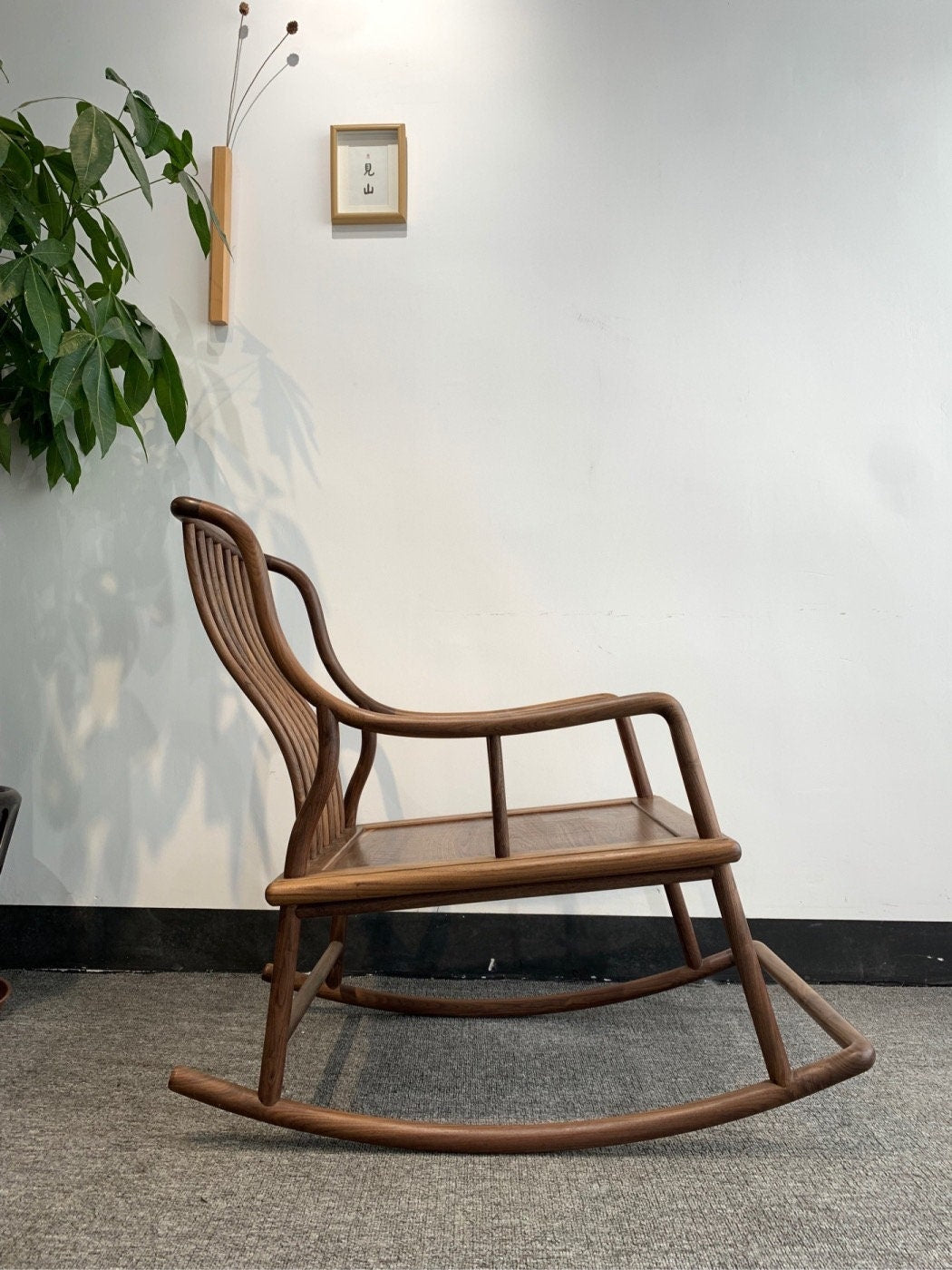 Chaise berçante en bois de noyer noir massif, chaise en noyer noir moderne du milieu du siècle, chaise à manger