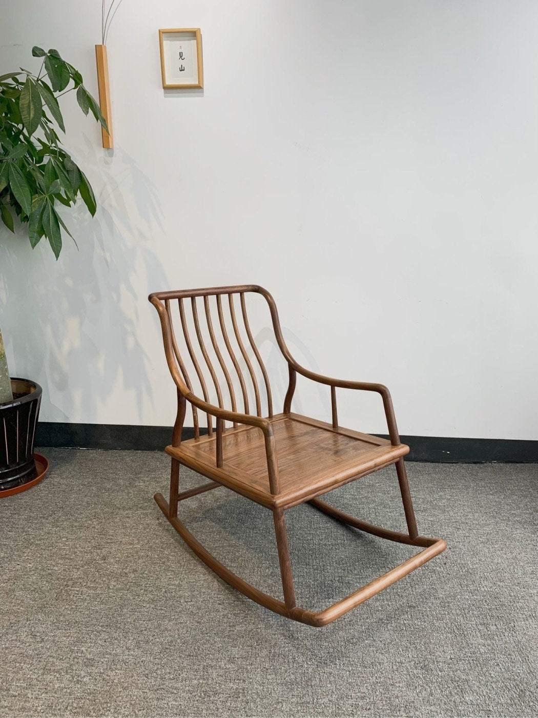 كرسي هزاز من خشب الجوز الأسود الصلب، كرسي من خشب الجوز الأسود الحديث في منتصف القرن، كرسي طعام