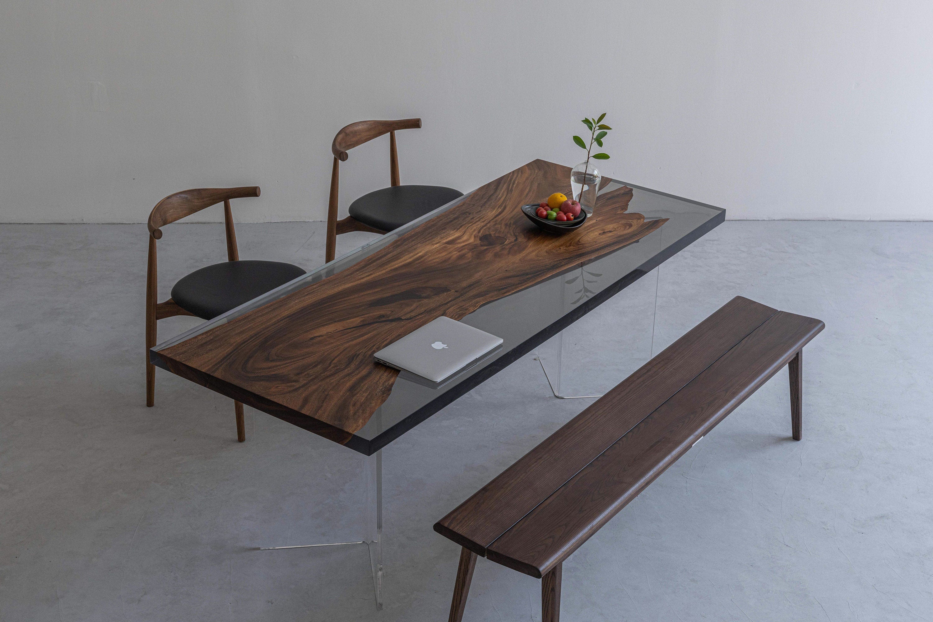 nouvelle table moderne, table époxy, table en résine époxy, table River, pas en bois d'olivier, bureau époxy