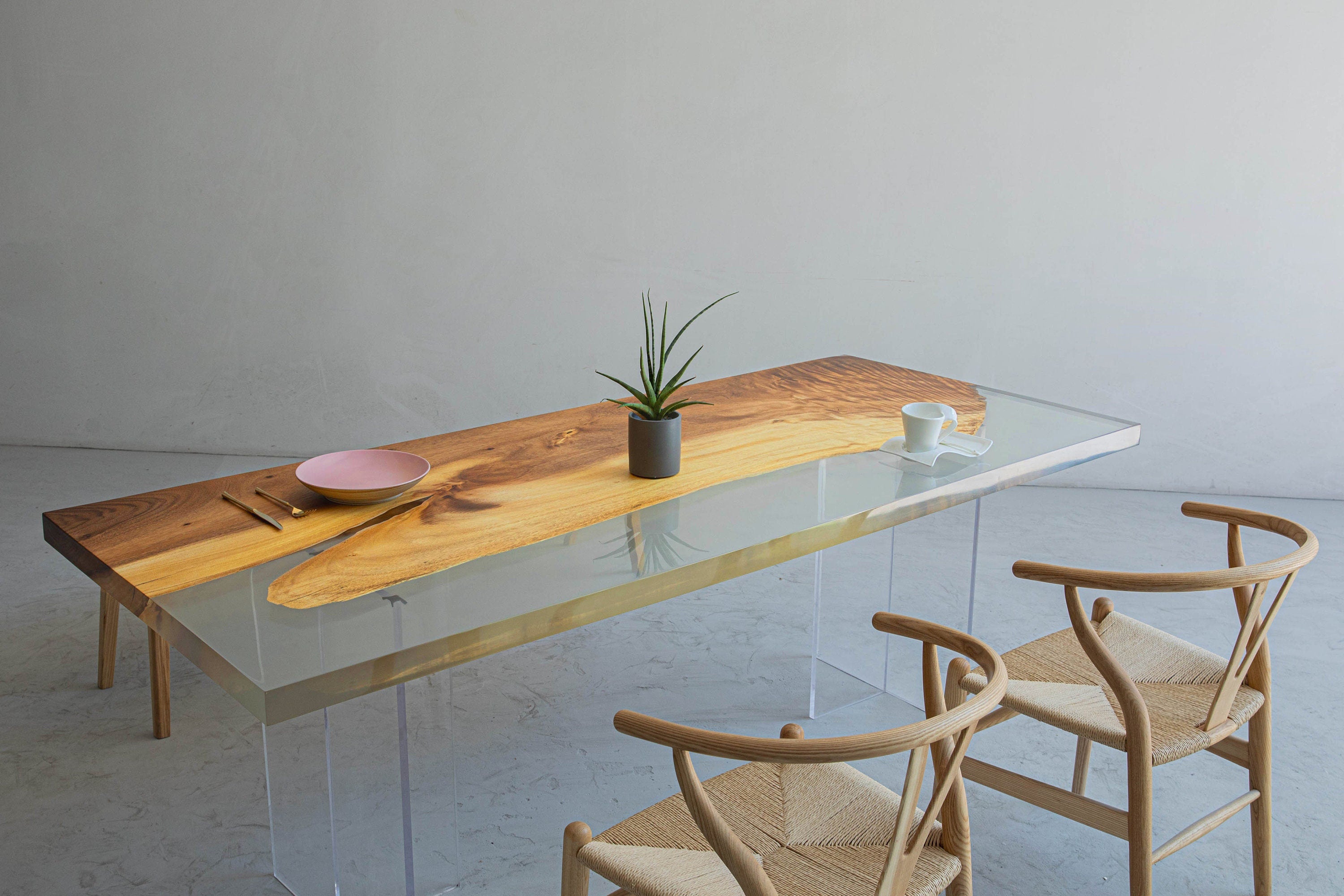Piano d'appoggio in resina epossidica trasparente con opere d'arte essenziali, tavolo da pranzo in legno naturale, tavolo da caffè