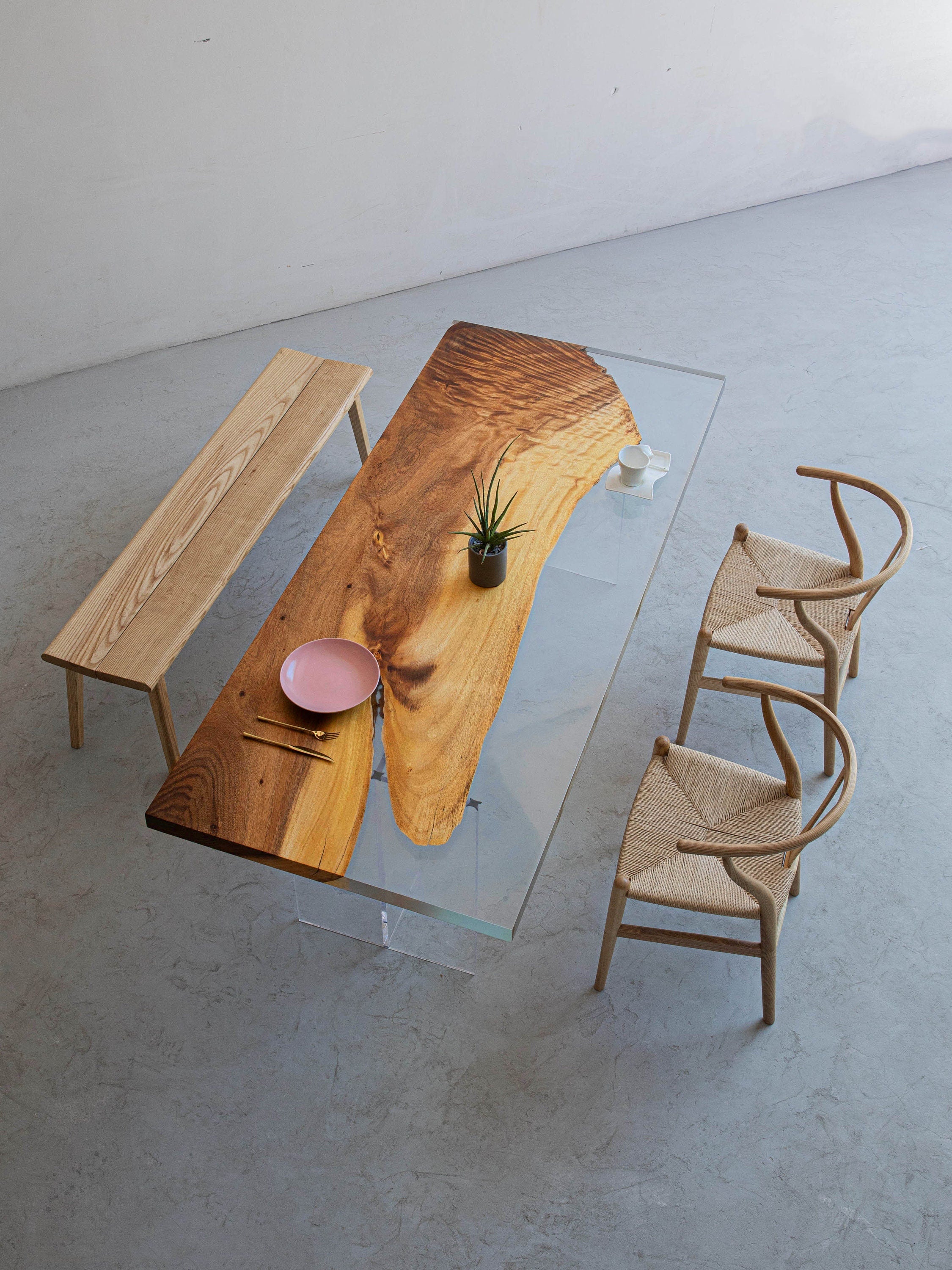 الأعمال الفنية الأساسية سطح الطاولة من راتنجات الإيبوكسي الشفاف، طاولة طعام من الخشب الطبيعي، طاولة قهوة