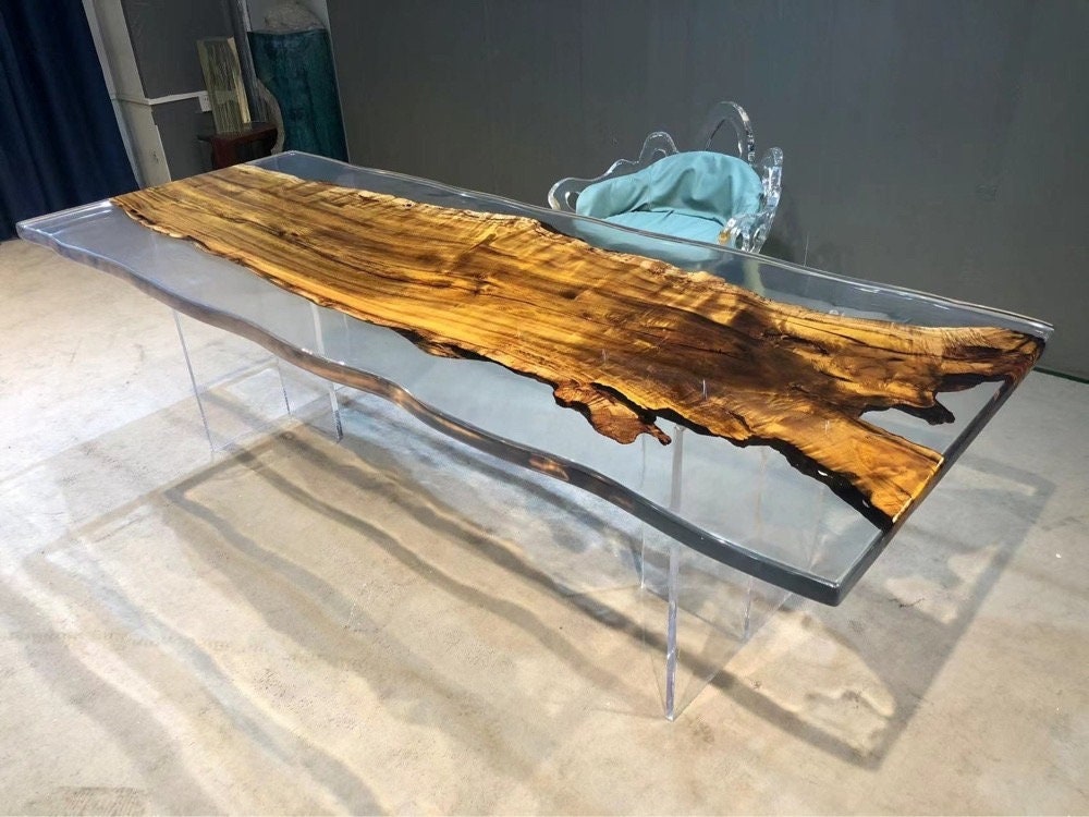 Tavolo epossidico monopezzo fatto a mano, tavolo in resina epossidica in legno di canfora dorata
