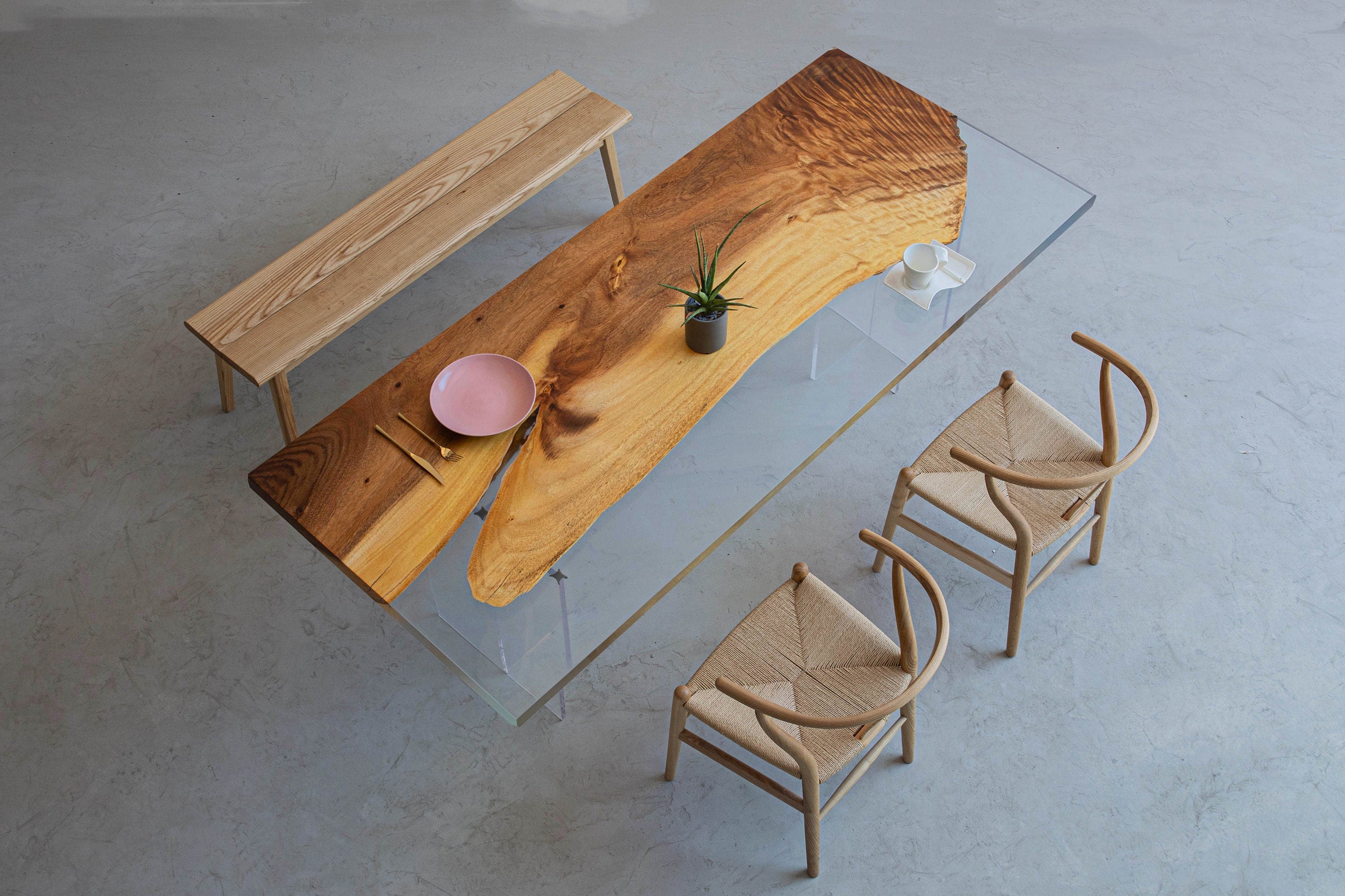 الأعمال الفنية الأساسية سطح الطاولة من راتنجات الإيبوكسي الشفاف، طاولة طعام من الخشب الطبيعي، طاولة قهوة