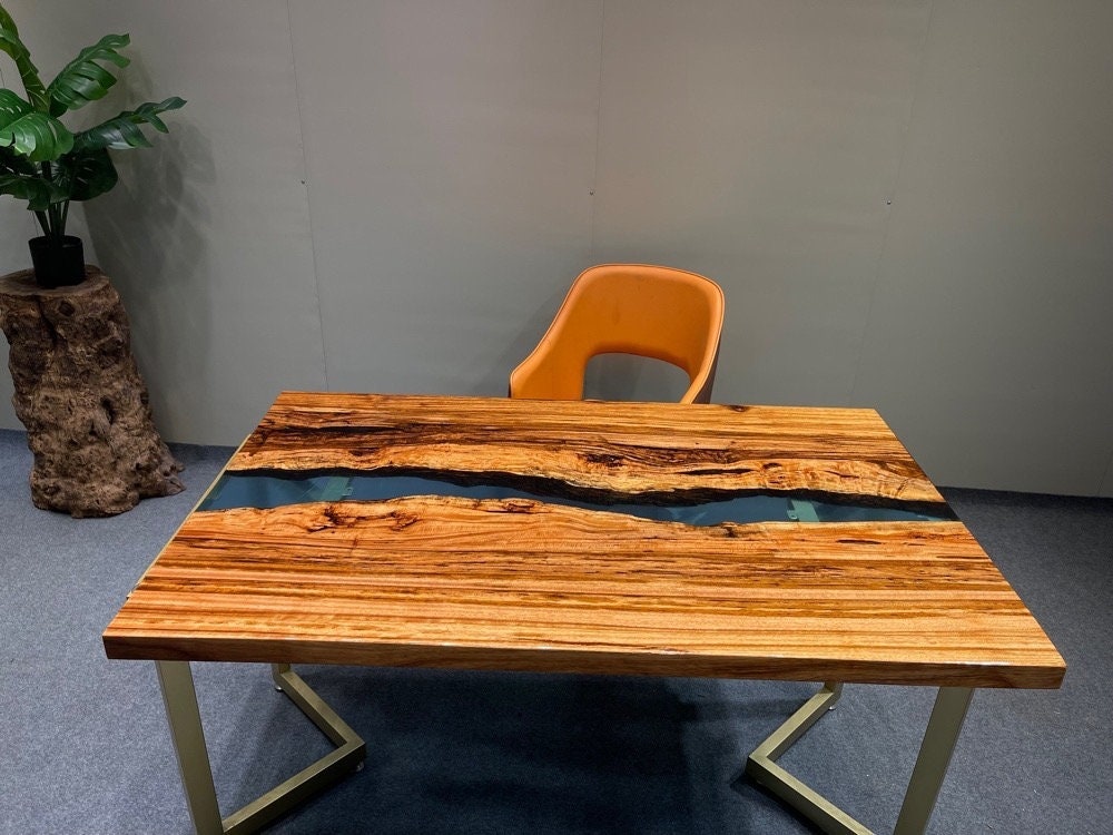 Tavolo epossidico <tc>Beli noir wood</tc> su ordinazione, tavolo da pranzo in resina epossidica con bordo vivo personalizzato